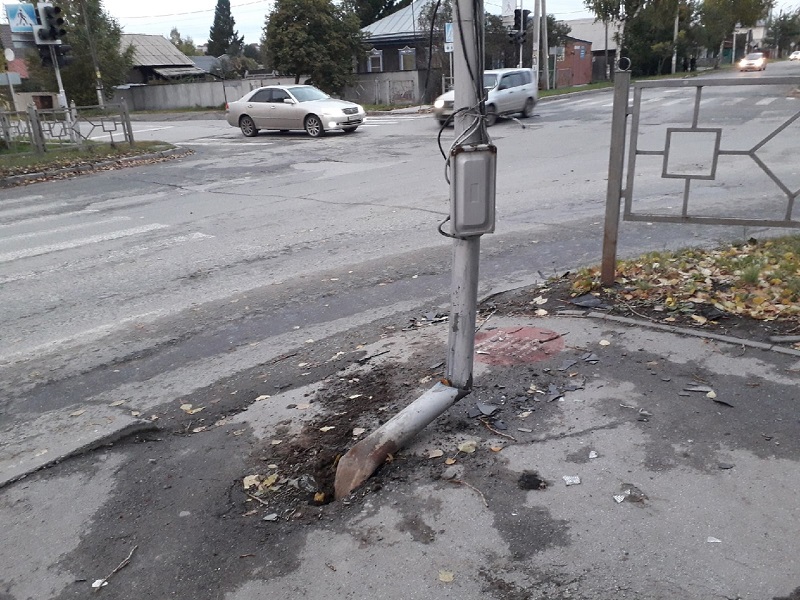 «Вот такая загогулина»: водитель «восьмёрки» уничтожил светофор в Бердске