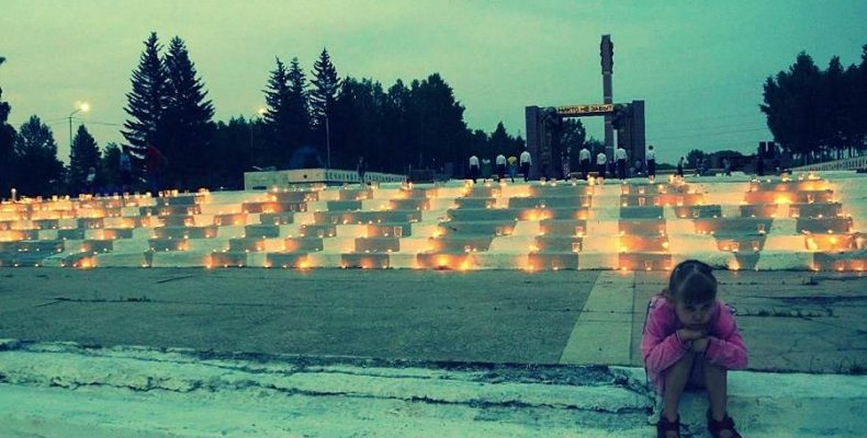 В память о погибших жители Бердска зажгли свечи