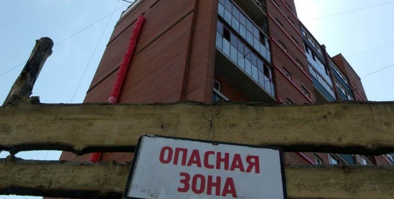 Рабочие разбирают стены бракованных жилых домов в Бердске
