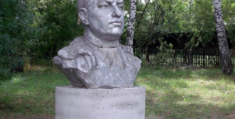 На свалке  нашли памятник трижды Герою Александру Покрышкину школьники из Бердска (видео)