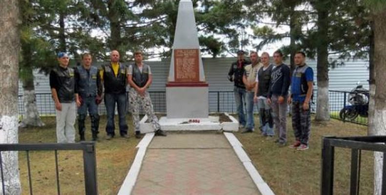 Байкеры мотоклуба «99%» отремонтировали памятник защитникам Отечества в Бердске