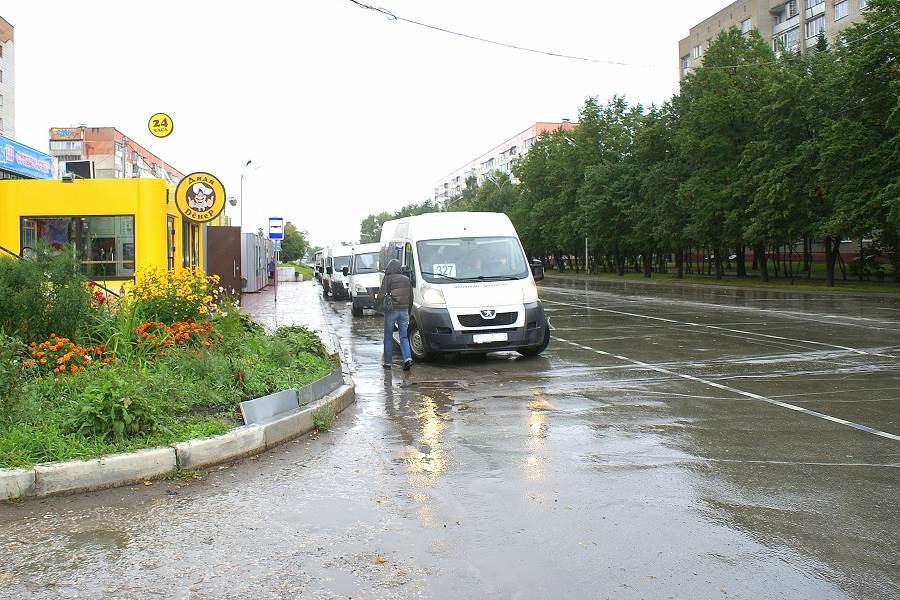 На улице Горького бердчане самовольно закрасили осевую разметку, превратив сплошную линию в прерывистую.