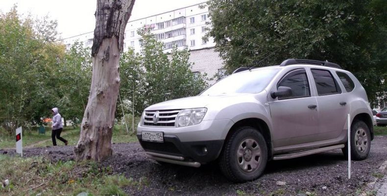 Автолюбители в Бердске незаконно сделали парковку на земле городского Центра культуры и досуга