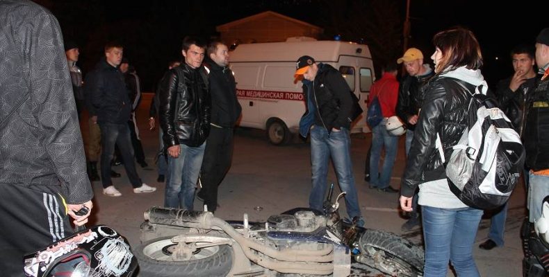Черепно-мозговую травму и переломы ребёр получил 25-летний мотоциклист в ДТП на площади перед мэрией Бердска