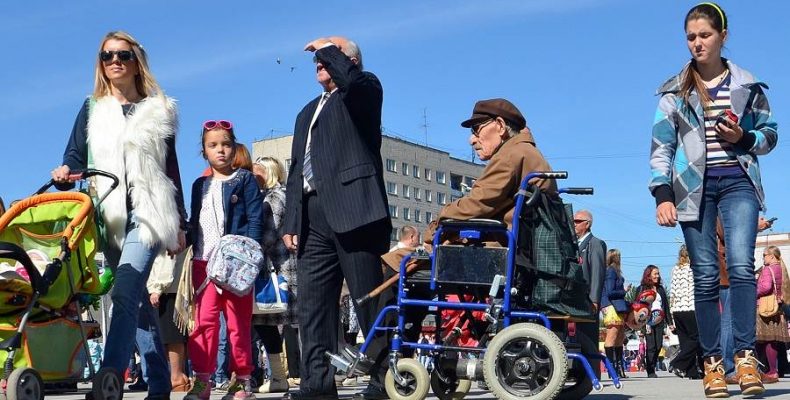 В Бердске инвалид-колясочник просит прохожих выкупить ему льготные лекарства