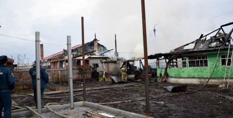 Сгорели два частных дома на улице Маяковского в Бердске (видео)