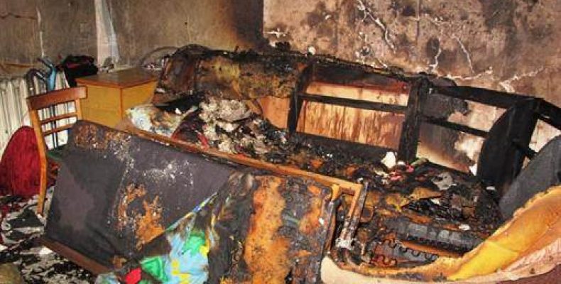 Из-за неосторожности при курении сгорел диван в квартире бердчан