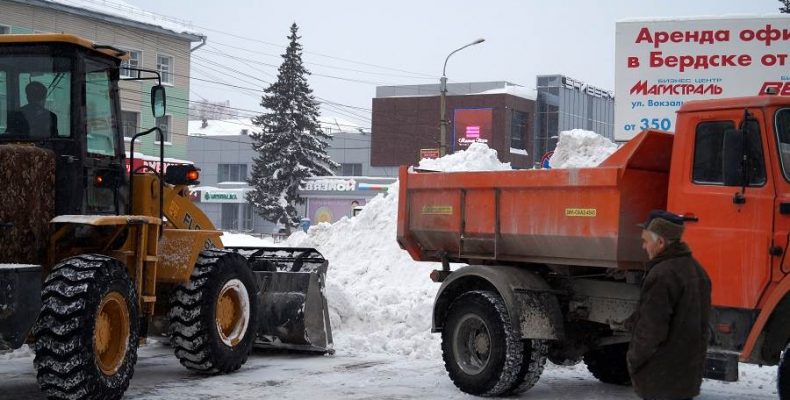 Ежедневно 23 трактора и грузовика будут убирать снег с улиц  Бердска в новогодние праздники