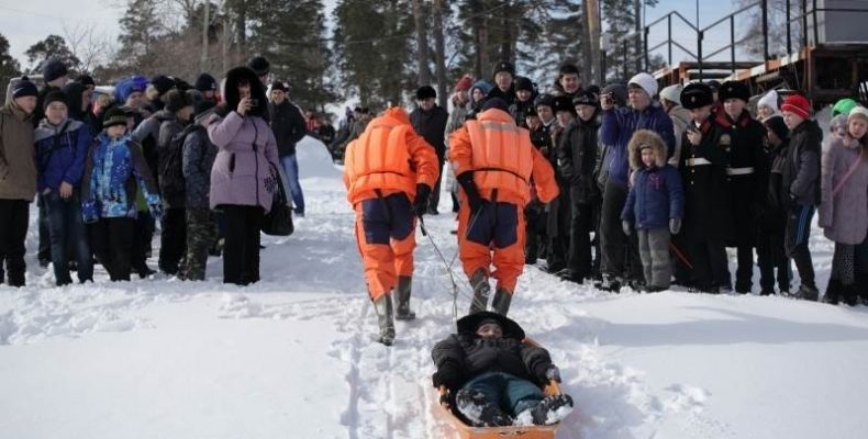 Спасатели-профессионалы провели занятие по оказанию помощи на льду для юных кадетов из Бердска