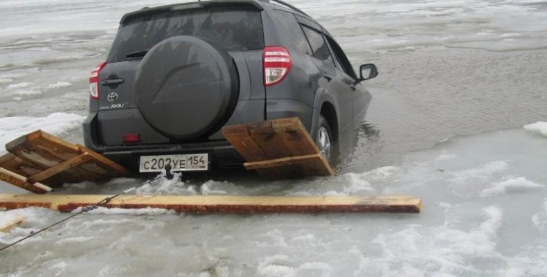 Под Новосибирском спасли трех человек, выехавших на лед на машине