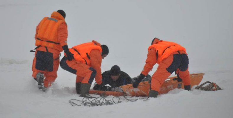 Рискуя жизнями, вытащили из-подо льда рыбака спасатели Бердска