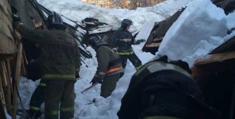 Под рухнувшей из-за снега крышей чуть не погибли два бездомных в Новосибирске