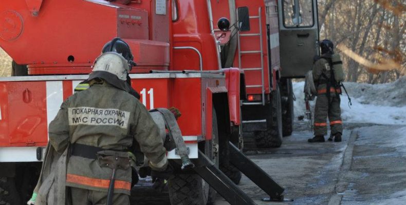 Новосибирские пожарные спасли из полыхающего дома 26 человек