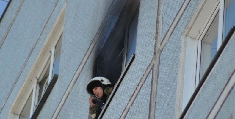 Пожарные спасли двух человек из горящей квартиры в Академгородке