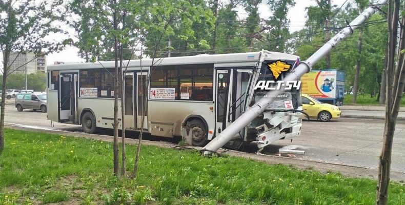 В Новосибирске образовалась крупная пробка из-за столба, упавшего на пассажирский автобус