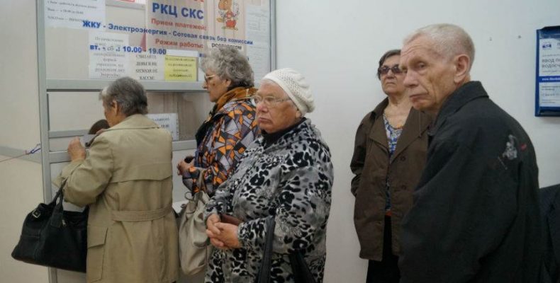 Бердские бабушки занимают очередь с 6.00, чтобы заплатить за квартиру