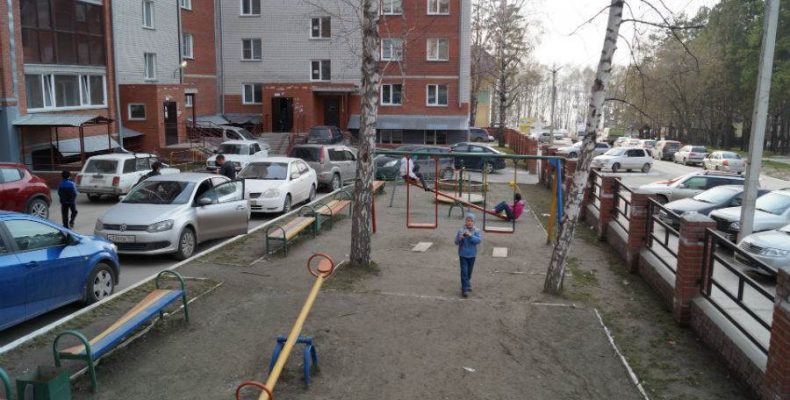 Машина сбила ребенка во дворе дома в Бердске: жители просят перенести детскую площадку