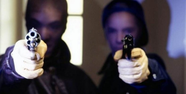 В Новосибирске вооруженные грабители устроили стрельбу в квартире