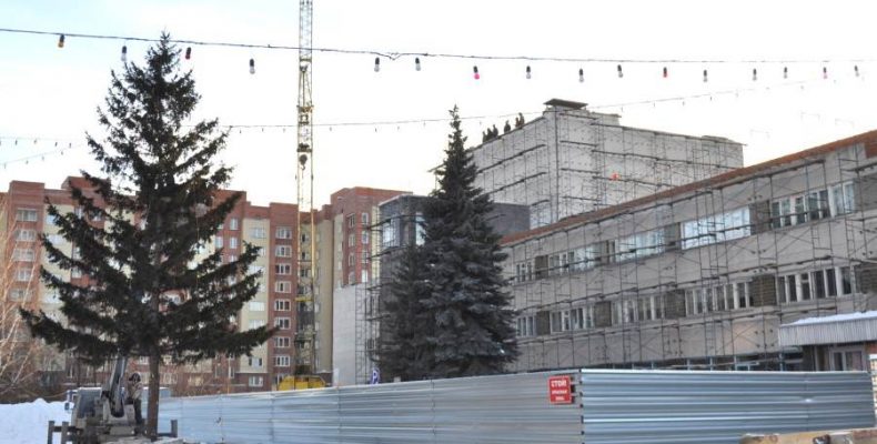 Снежный городок для детей в Бердске возводится в опасной близости от строительной площадки