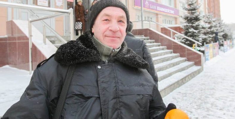 «Свидетель» продолжает обменивать апельсины на улыбки жителей Бердска