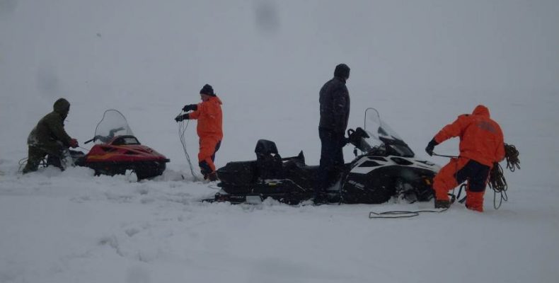 Отправились за провалившимися под лёд рыбаками спасатели МЧС из Бердска