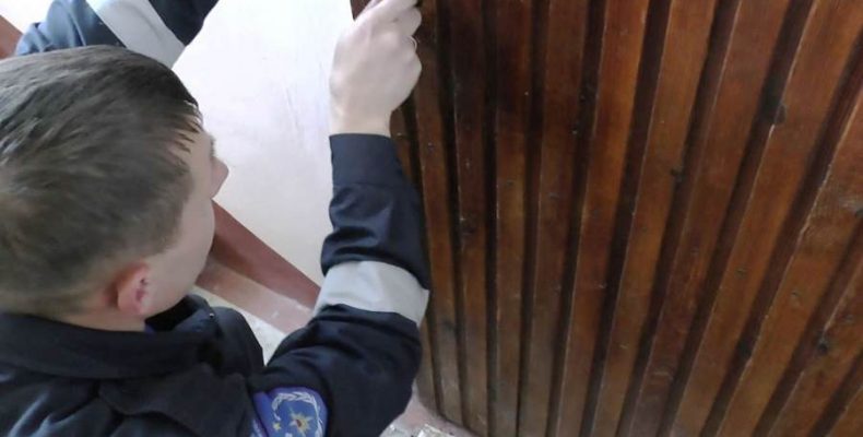 Инвалид в Бердске не смог открыть дверь и позвать на помощь