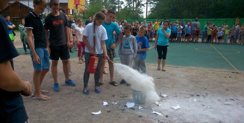 Отдыхающих в лагерях Бердска детей обучили пожарной безопасности