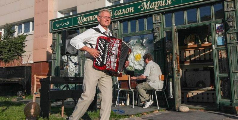Еще несколько концертов даст на улицах Бердска музыкант Леонид Долгов