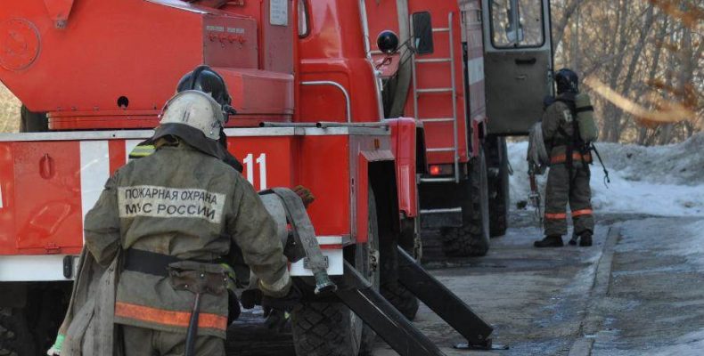 Пожарные подозревают поджог застеклённой лоджии на втором этаже в Бердске