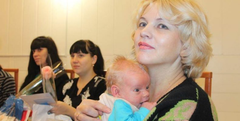 В Бердске торжественно вручили свидетельство о рождении родителям 10 новорожденных