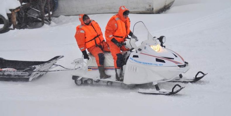 Ломаются снегоходы и мотособаки на льду у рыбаков из Бердска