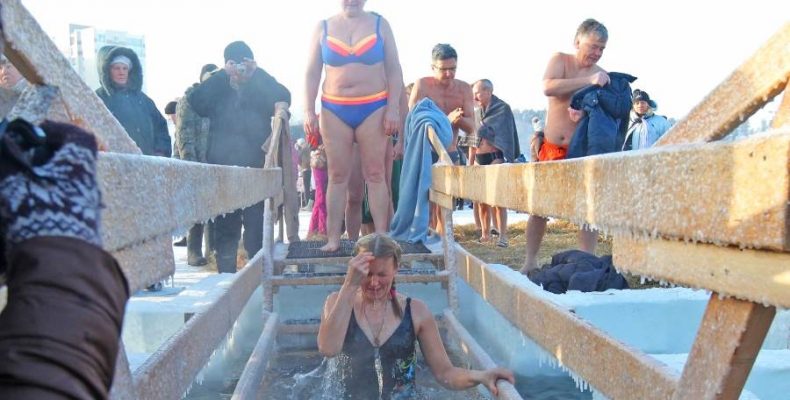 СКР предупреждает бердчан об опасности купания детей в проруби