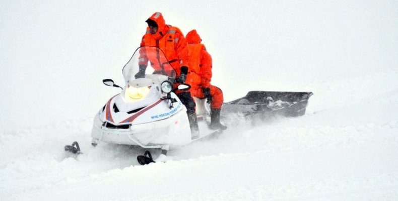 В Бердске спасатели МЧС освободили изо льда застрявшего мужчину