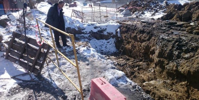 Место коммунальной аварии на Ушакова в Бердске осмотрел директор управления гражданской защиты (видео)