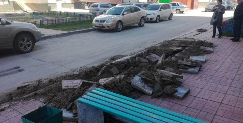 Фотофакт: Продуктовая фура разрушила тротуар в Бердске