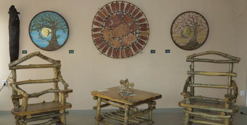 Троны, сделанные из топляка, можно увидеть в музее Бердска