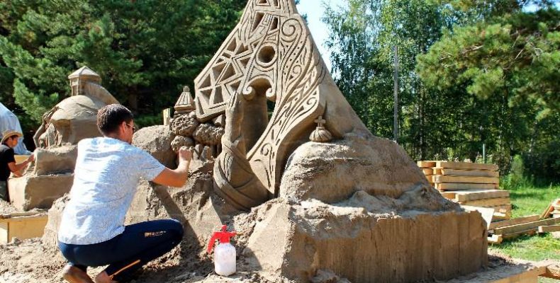Почувствовали себя скульпторами по песку дети в Бердске