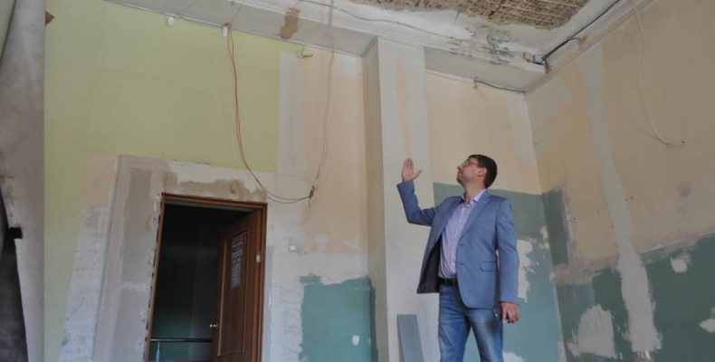 В бердском ГДК во время ремонта кровли обвалился потолок