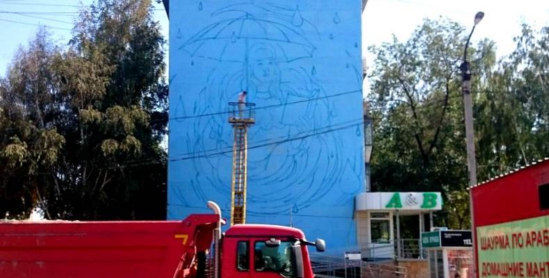 Фотофакт: Стритартер из Барнаула расписывает стену «хрущёвки» в Бердске