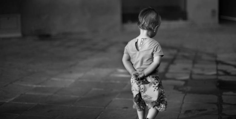 Ребёнка в одном ботинке нашел на улице житель Бердска