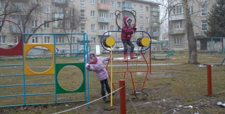 Новая детская спортивная площадка появилась во дворе дома Свердлова, 1 в Бердске