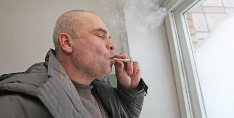 Верховный суд запретил курить на лоджиях