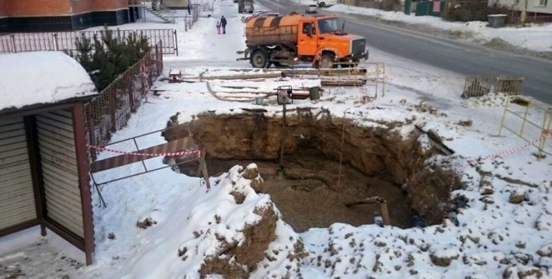 Работы на канализационном коллекторе по Рогачёва 20-а в Бердске никак не завершатся