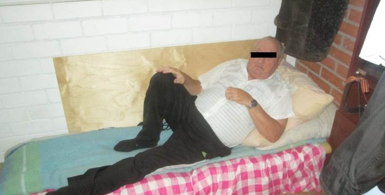 В Бердске родственники выселили на балкон пенсионера и инвалида
