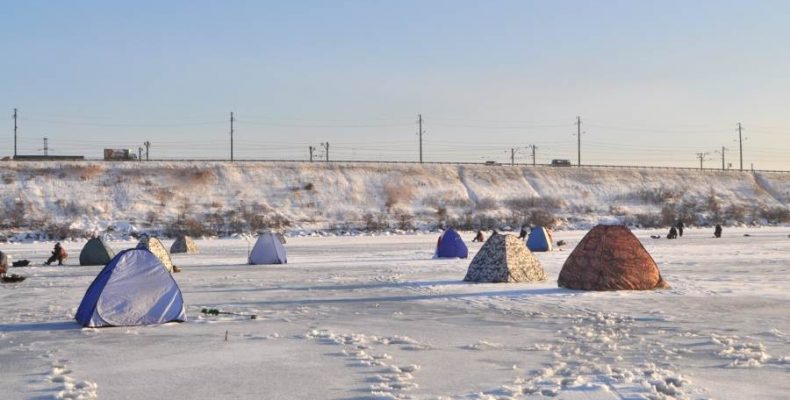 Загадочную палатку со свечой обнаружили на льду жители Бердска
