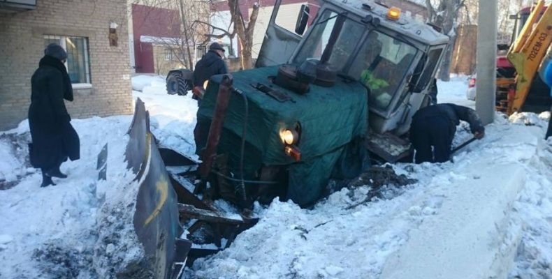 Провалился под землю трактор, расчищая дорогу от снега в Бердске