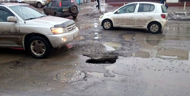 Новый провал из-за паводковых вод случился на улице Первомайской в Бердске
