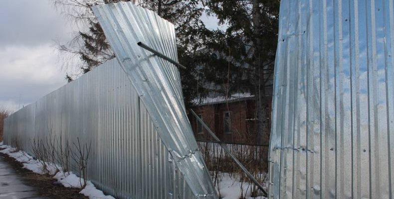 Закрепили опасное ограждение на стройке в Бердске