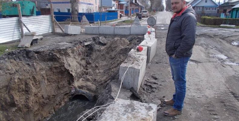 Коррозией «съело» бетонную трубу в коллекторе на улице Ушакова в Бердске