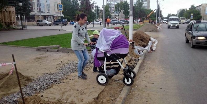 Мамочки с колясками недовольны реконструкцией улицы Лунной в Бердске